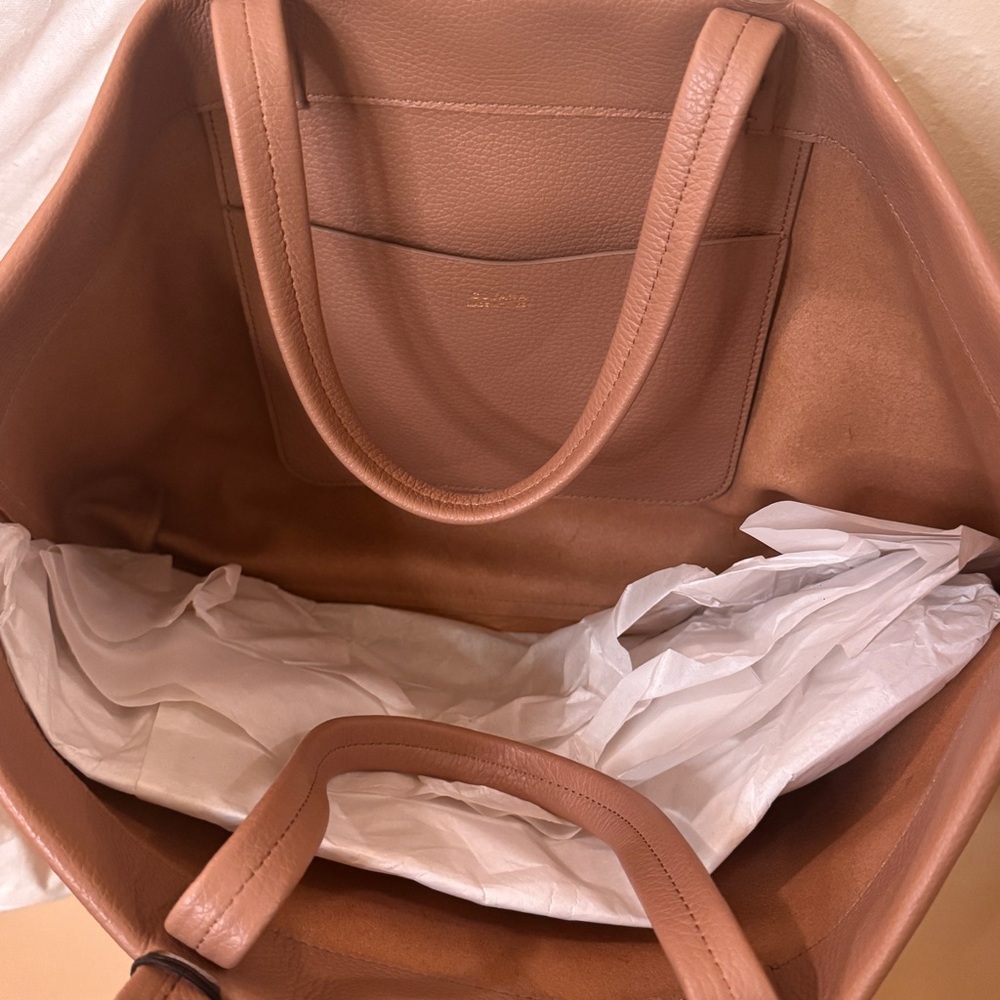 Cuyana Small Easy Tote in Cappuccino - Picture 4 of 8